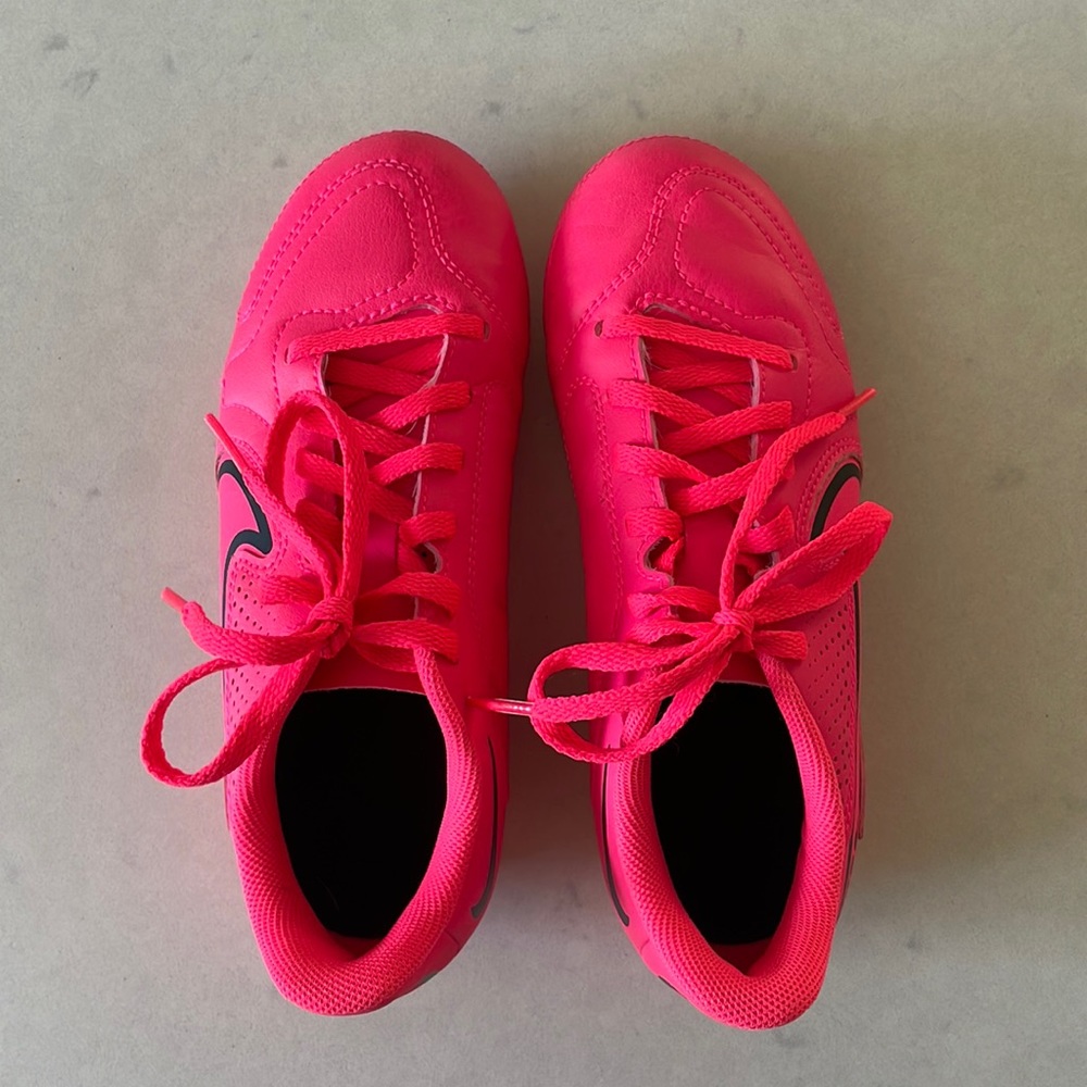 Girls Nike Tiempo Soccer Cleats size 1.5Y